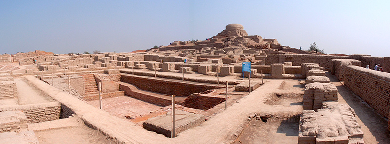 Panoramic_view_of_the_stupa_mound_and_great_bath_in_Mohenjodaro